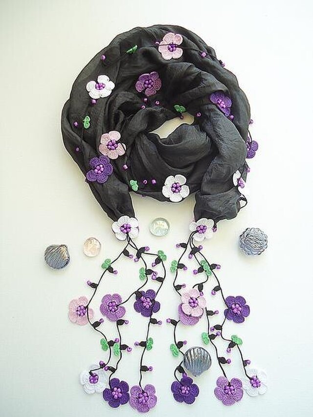 刺繍のお花つき　シルクスカーフのロングラリエット　ブラック＆パープルの画像1枚目