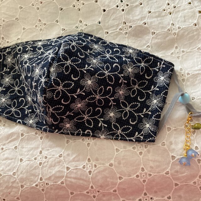 ハンドメイド☆紺花刺繍立体マスクリバティフラワーパールブルーチャーム付きの画像1枚目