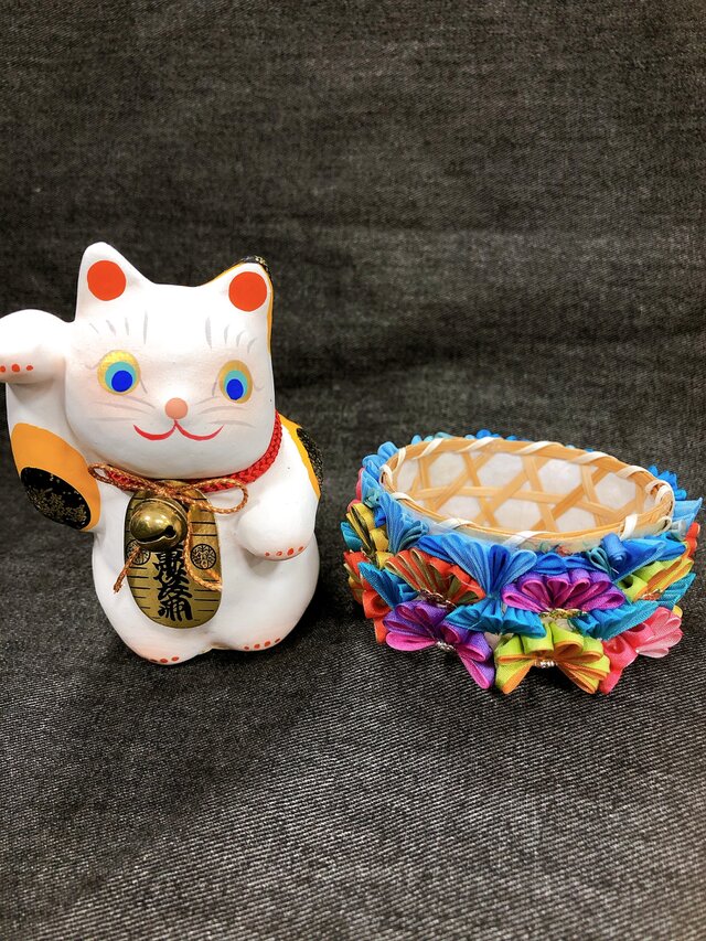 つまみ細工 花籠に入った幸せ招き猫(菊海波) | iichi 日々の暮らしを