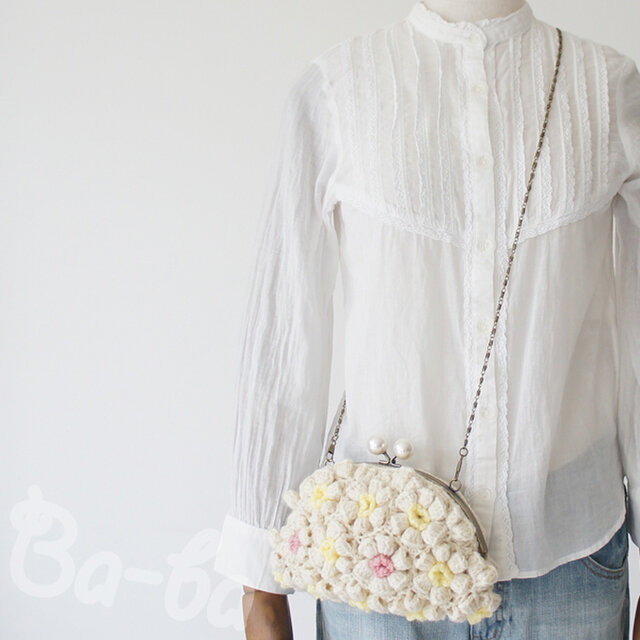 ばあば作、ポピーパフ編みのがま口バッグ（flor blanca ・C1389）