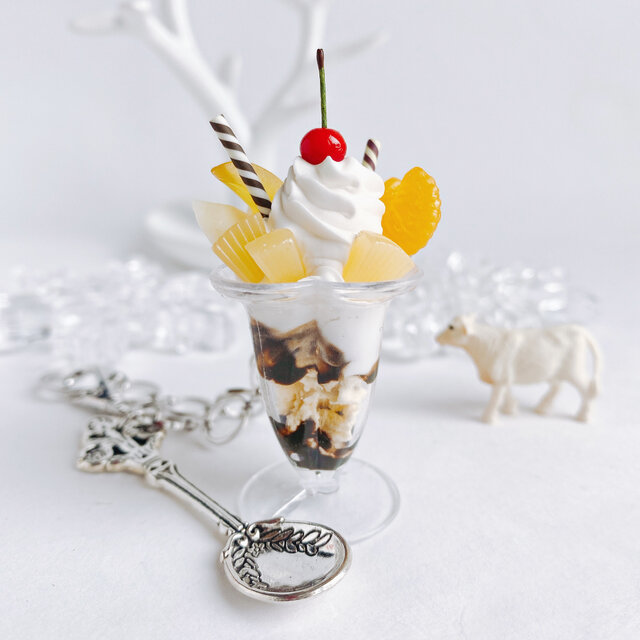 小さなアイスクリームパフェ