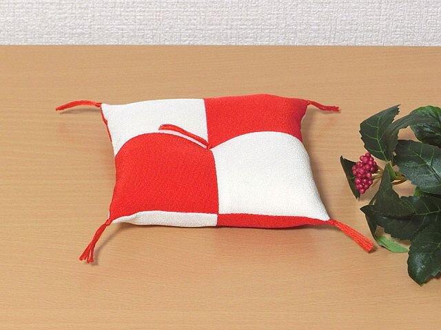 お人形置物用お座布団 めでたい紅白 お祝い しあわせ （四合わせ