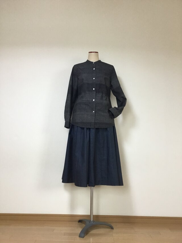 紬のブラウス      黒い織り柄  着物リメイク