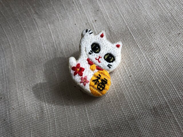 ハンドメイド 刺繍 ブローチ 【chat mignon】 招き猫の刺繍ブローチ | iichi 日々の暮らしを心地よくする