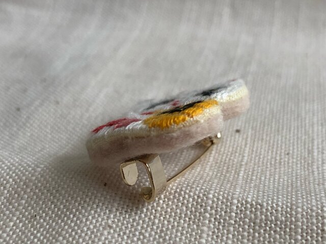 招き猫の刺繍ブローチ | iichi 日々の暮らしを心地よくする