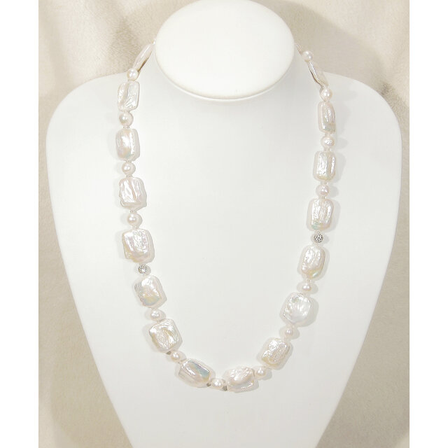 23×18mm本真珠（淡水、バロック）とSV925のロングネックレス（63cm、色彩豊かな真珠光沢、強い照り、ロジウム）