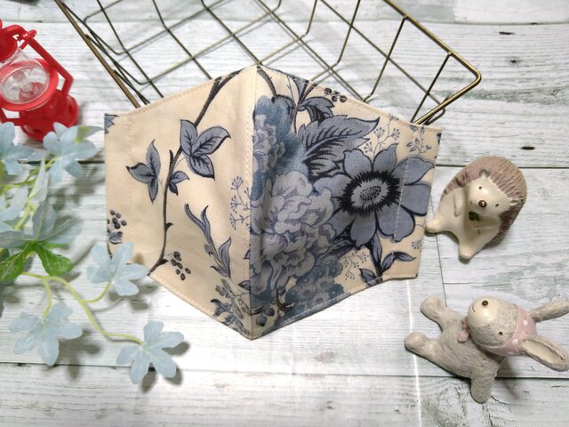 ✴送料無料✨アイボリー✕濃淡のブルーのお花が絵画のように綺麗なマスクです✴の画像1枚目