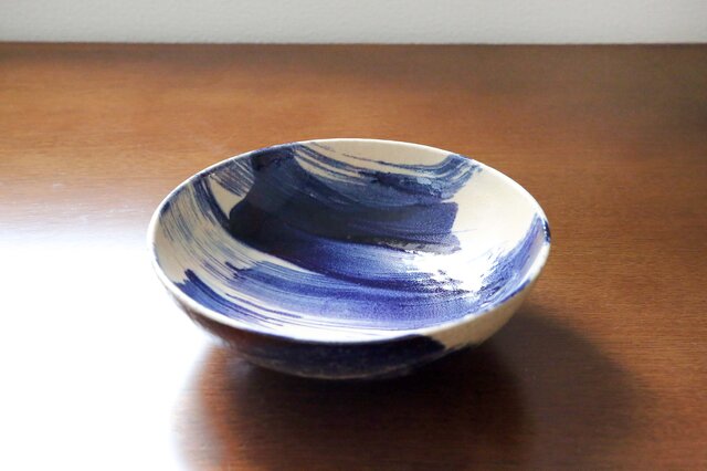 青い刷毛目模様の大鉢 | iichi 日々の暮らしを心地よくする