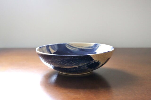 青い刷毛目模様の大鉢 | iichi 日々の暮らしを心地よくする