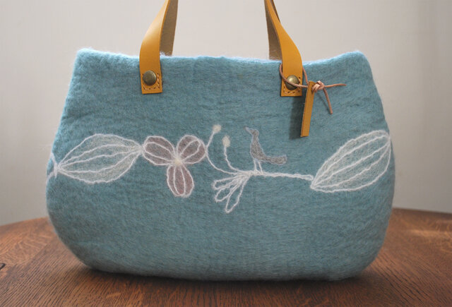 羊毛フェルトバッグ/葉つなぎ（浅葱色） | iichi 日々の暮らしを