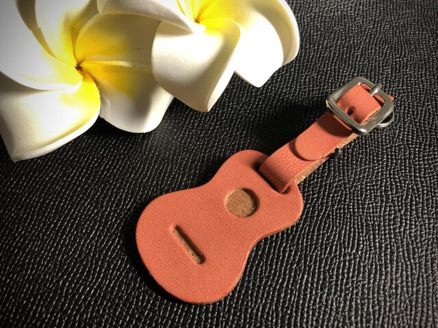ウクレレ型の革タグ(ストラップ、キーホルダー)ピンク 無地の画像1枚目