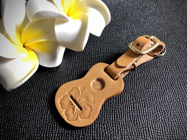 ウクレレ型の革タグ(ストラップ、キーホルダー)キャメル ハイビスカス柄の画像1枚目