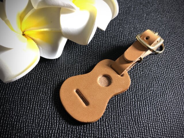 ウクレレ型の革タグ(ストラップ、キーホルダー)キャメル 無地の画像1枚目