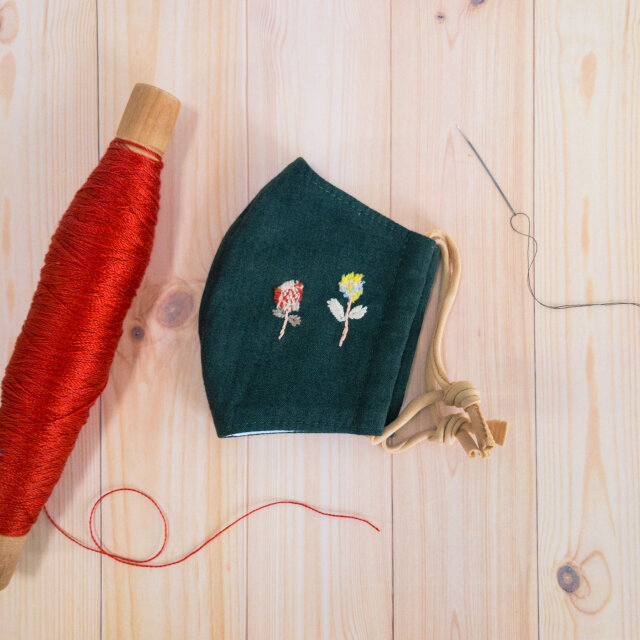 【一点物】手織り布と刺繍のポイント付き立体マスク(ひもほうじ茶染め)・カーキ/オレンジ&イエローフラワー【ギフトにもおすすめ】の画像1枚目