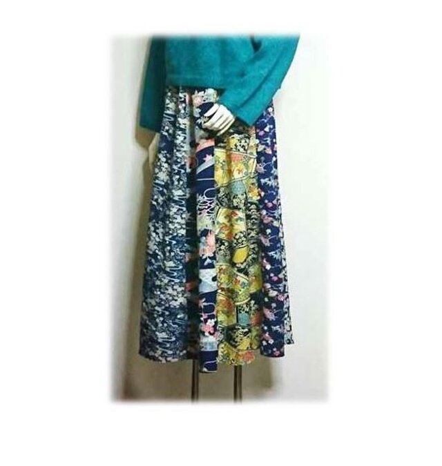 16８　小紋柄ロングフレアカート（紺系・８枚接ぎ）