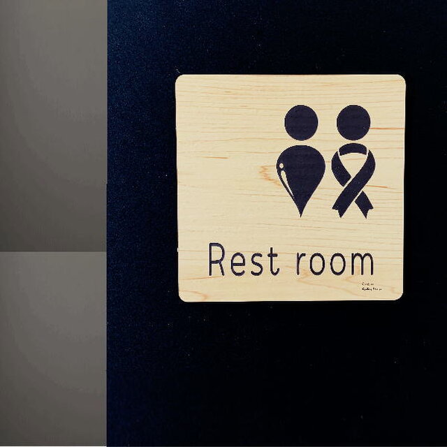 男性 女性使用のおトイレに Rest Room トイレ サインプレート レーザー彫刻 アクリル二層板 送料無料 Iichi ハンドメイド クラフト作品 手仕事品の通販