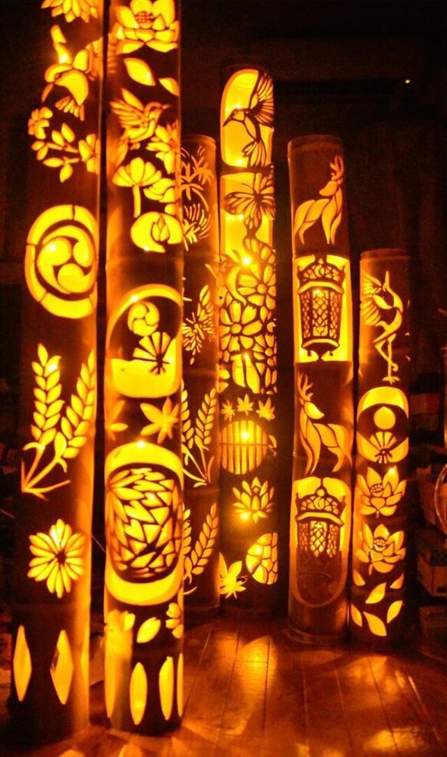 竹灯り・竹灯籠 十輪の蓮の花が掘ってあり広角で灯りを楽しめる ...