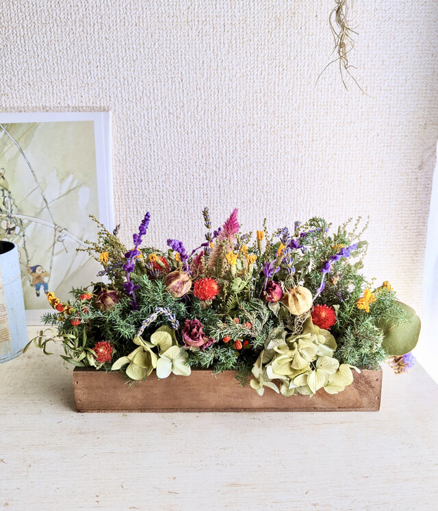 どこからでも眺められる！ケイトウやセンニチコウ、ミモザなどを箱詰めしたドライフラワー・アレンジメント☆