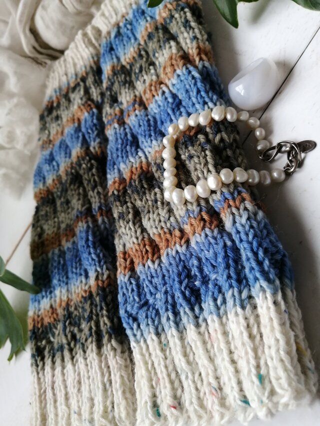 スノードロップ〜オパール毛糸のスパイラル編みレッグウォーマー