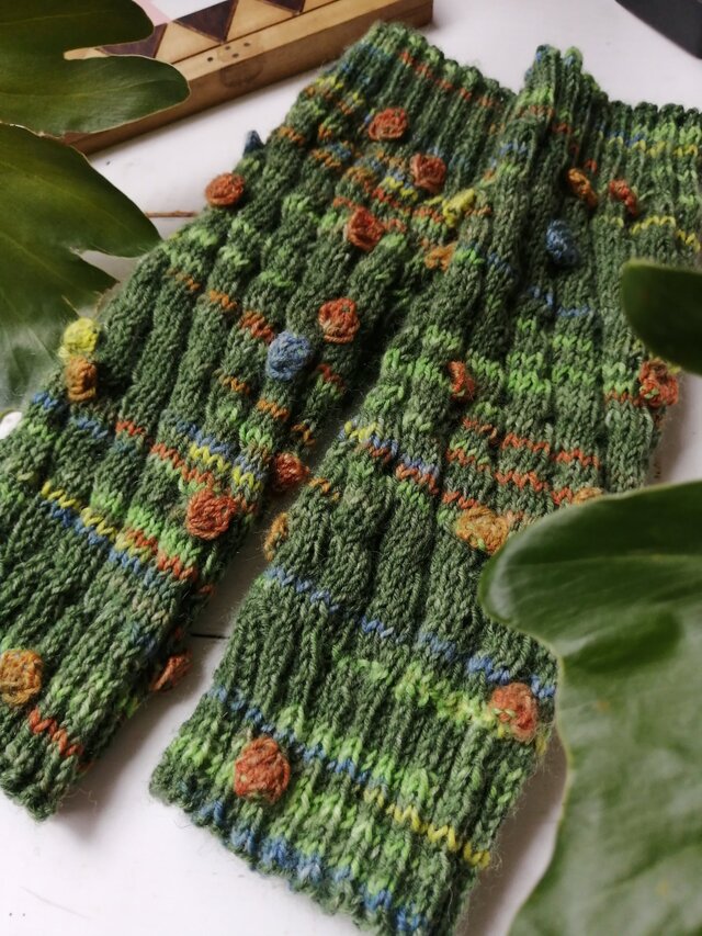 緑の原、赤い実〜オパール毛糸のスパイラル編みレッグウォーマー