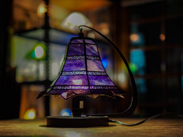 カットガラスを使った紫色のランプ」釣り鐘型・ステンドグラス cri2.jp