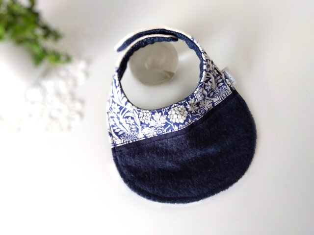 お口拭き）小さなスタイ型 ハンカチ/MIU'K ～スタイを嫌がる赤ちゃんに