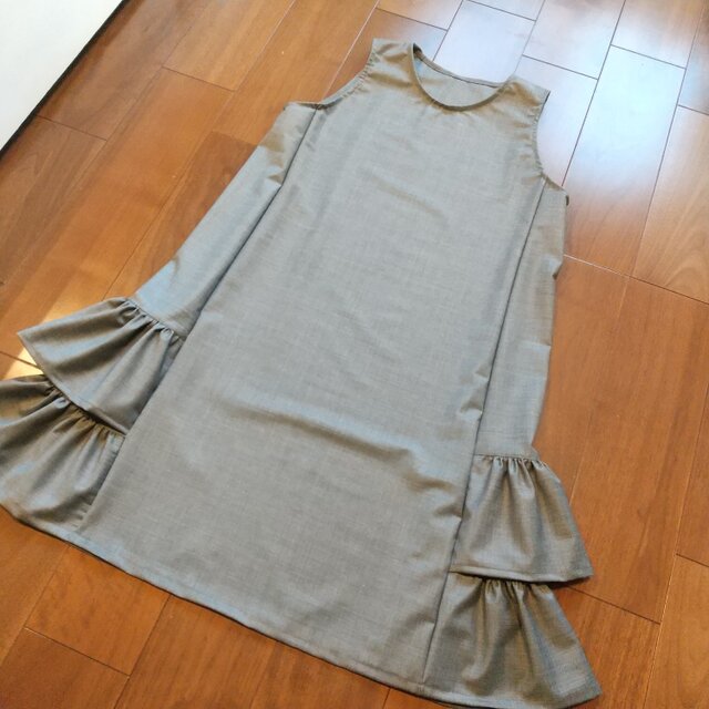 チャコールストライプのサイドフリルワンピース