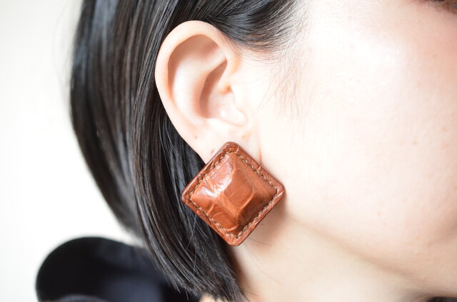 【レザーピアス/イヤリング】 Crocodile Airas~square~“cognac”の画像1枚目