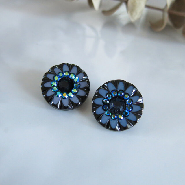スワロフスキーラインストーン　フラワーデザイン　ヴィンテージボタンイヤリング/レトロボタンイヤリング　スモーキーブルー