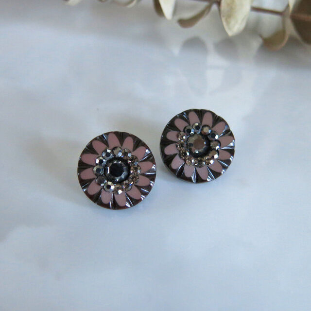 スワロフスキーラインストーン　フラワーデザイン　ヴィンテージボタンイヤリング/レトロボタンイヤリング　モーヴピンク