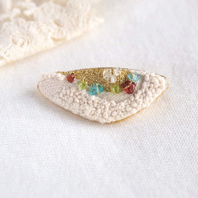 刺繍brooch 天然石 | iichi 日々の暮らしを心地よくするハンドメイドや