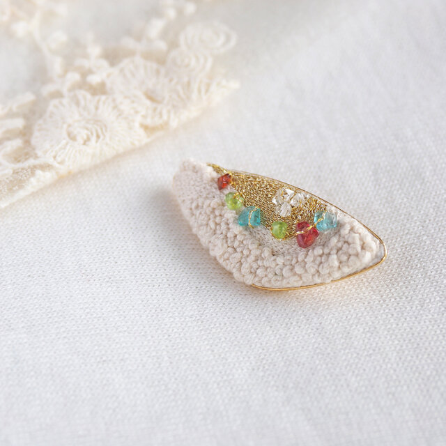 刺繍brooch 天然石 | iichi 日々の暮らしを心地よくするハンドメイドや