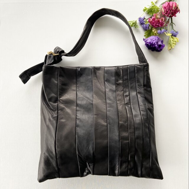 馬革ストライプ＊ブラック＊ソフトで軽いビッグサイズワンショルダー