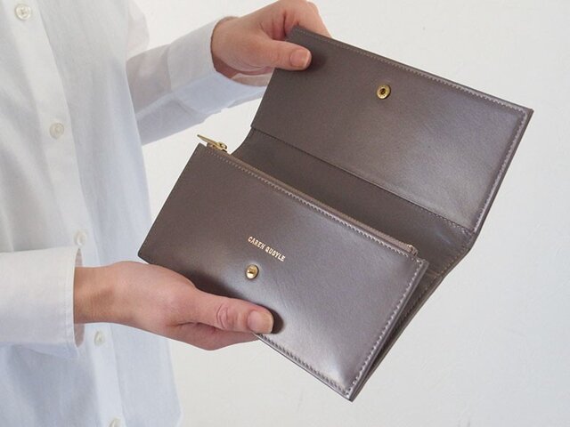 スムースレザーで作ったシックな長財布 - Long Wallet - グレー - ：カレン クオイルの画像1枚目
