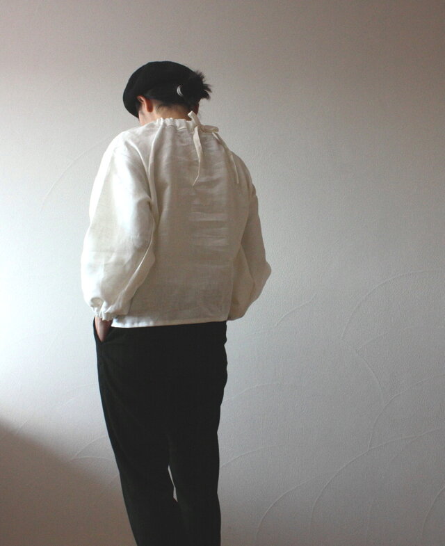 リネン　バックリボンのシャーリングプルオーバー　白