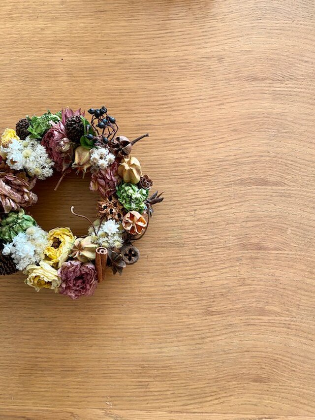 アースカラーの繊細なラナンキュラスの贅沢リース