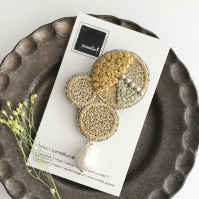 幾何学模様の刺繍ブローチ(ミモザイエロー)【受注制作】の画像1枚目