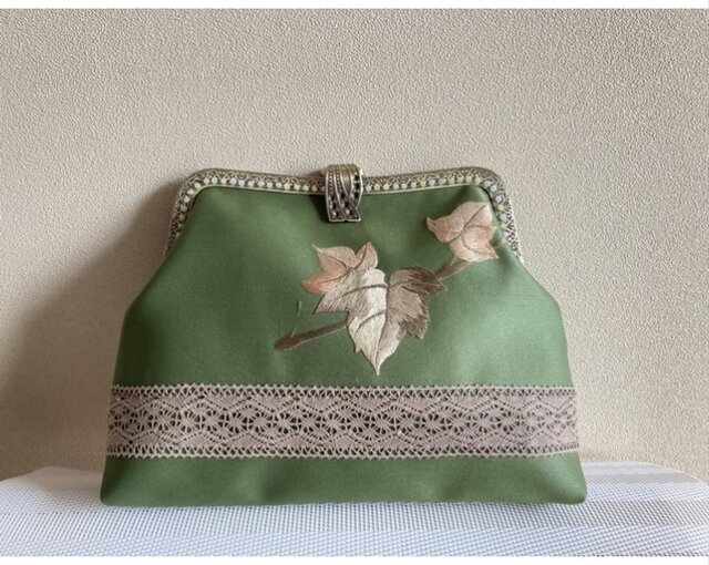 かぶせ口金バッグ・抹茶色 ぶどうの葉 刺繍帯地の画像1枚目