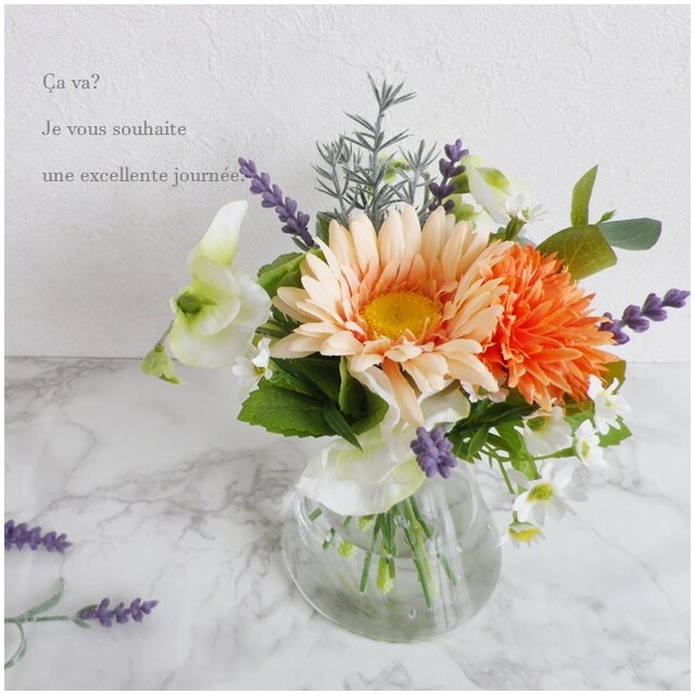 こぼれないお水にビタミンカラーのガーベラ＆春のお花をふんわりと♪