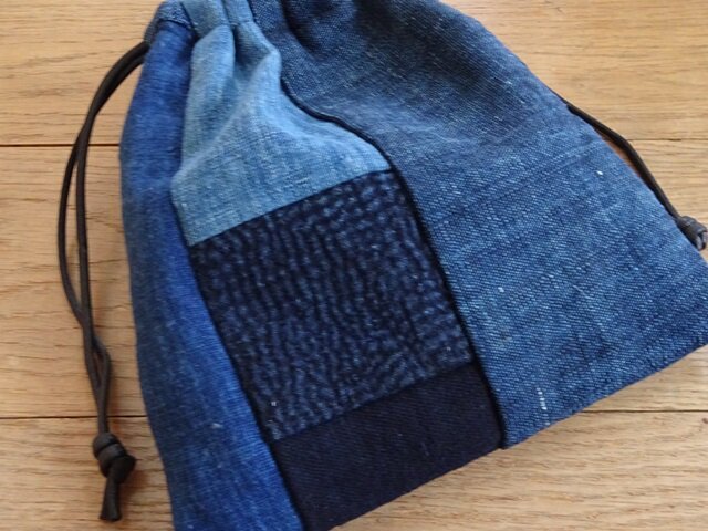 藍染め木綿を楽しむミニ巾着 | iichi 日々の暮らしを心地よくする