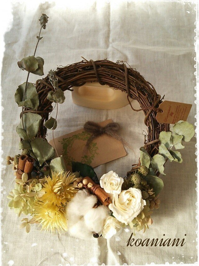 white　rose 　and　cotton　wreath