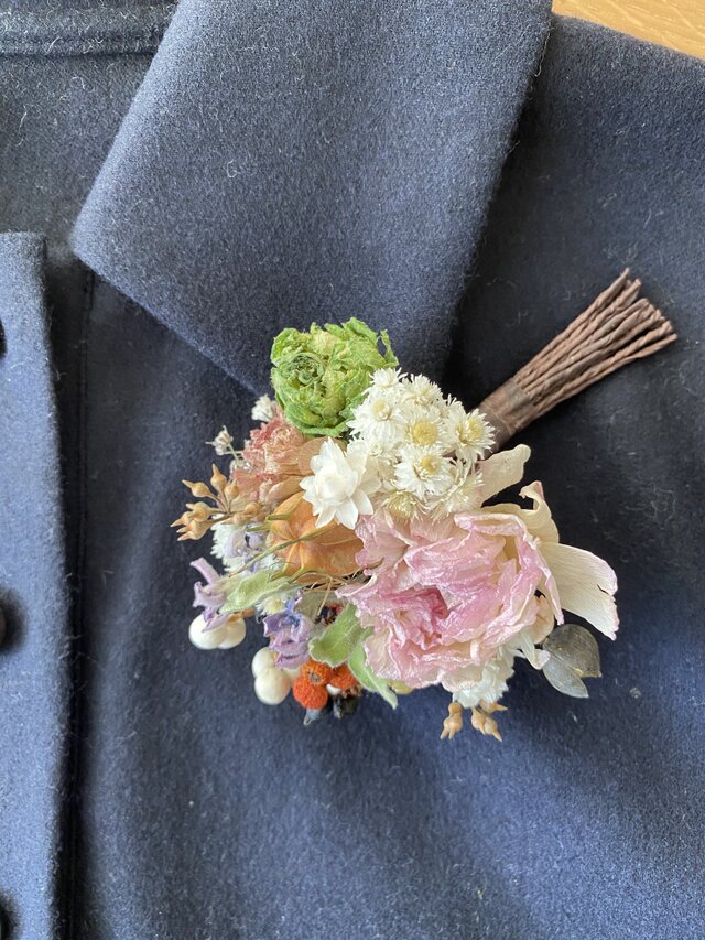 ドライフラワーのコサージュ 小さい花束で飾れます Iichi ハンドメイド クラフト作品 手仕事品の通販