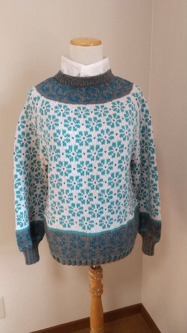 ミントとグレージュの花セーター | iichi ハンドメイド・クラフト作品・手仕事品の通販