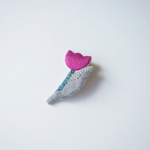 受注制作］チューリップの刺繍ブローチ（magenta） | iichi 日々の