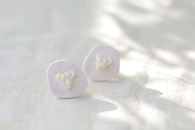キラリと輝く原石のような カケラピアス ピュアホワイト 【ポリマークレイと刺繍を融合させたアクセサリー】の画像1枚目
