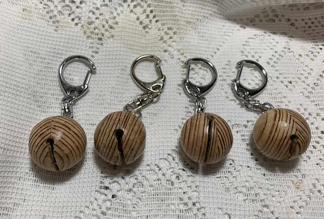 屋久杉】鈴玉キーホルダー | iichi 日々の暮らしを心地よくする