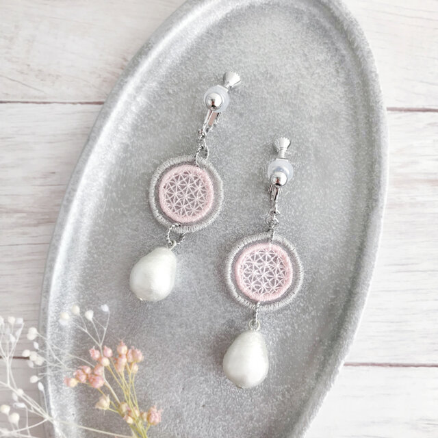 オーガンジー刺繍イヤリング/ 樹脂ピアス(桜色)【受注制作】の画像1枚目