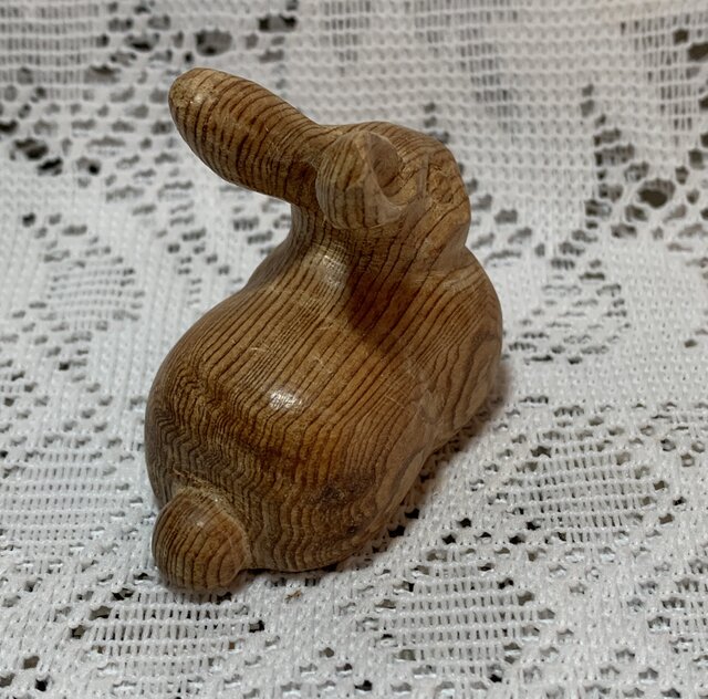 超限定8月15日20時迄‼️フィギュリンうさぎ親子台座一刀彫檜製檜G黄布落款元箱 屋久杉】うさぎ | iichi 日々の暮らしを心地よくする