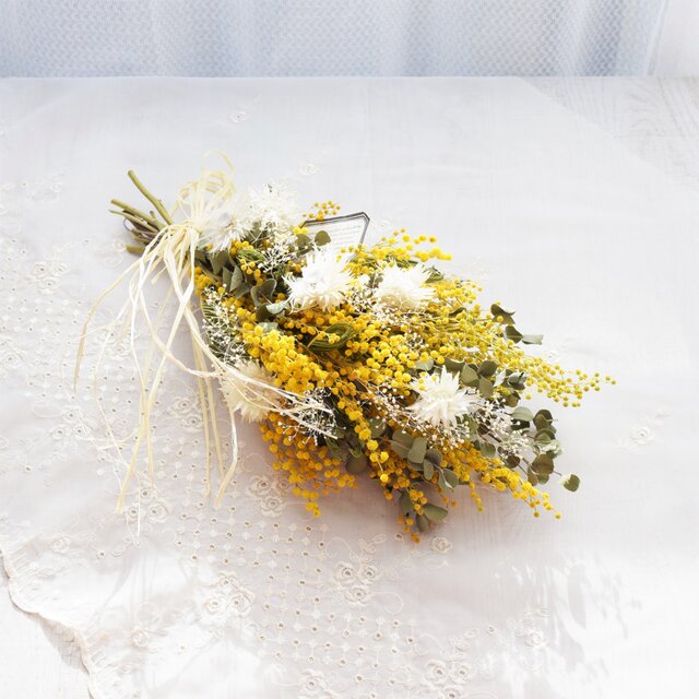 ミモザたっぷりの…乙女チックなスワッグ　