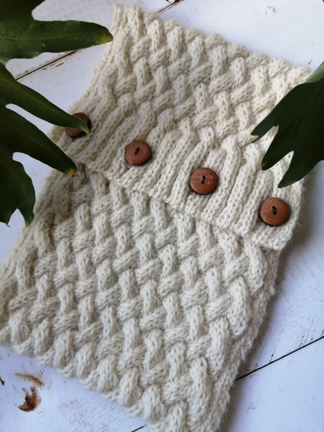 白の縄編みスヌード（木ボタン付き）